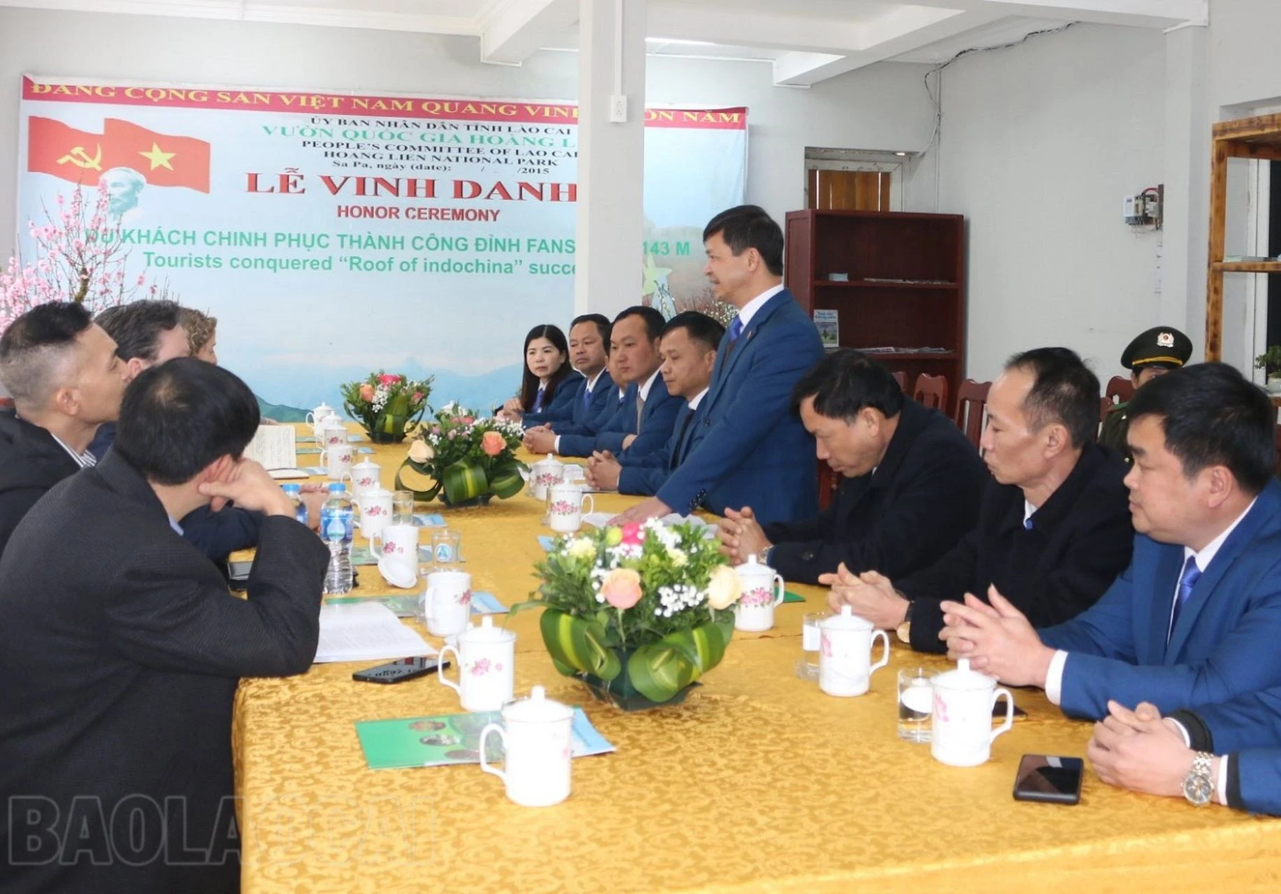 Đoàn công tác Đại sứ quán Hoa Kỳ làm việc tại thị xã Sa Pa ảnh 6