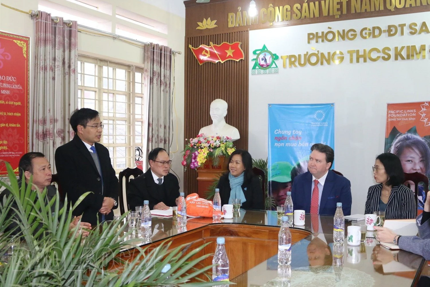 Đoàn công tác Đại sứ quán Hoa Kỳ làm việc tại thị xã Sa Pa ảnh 1