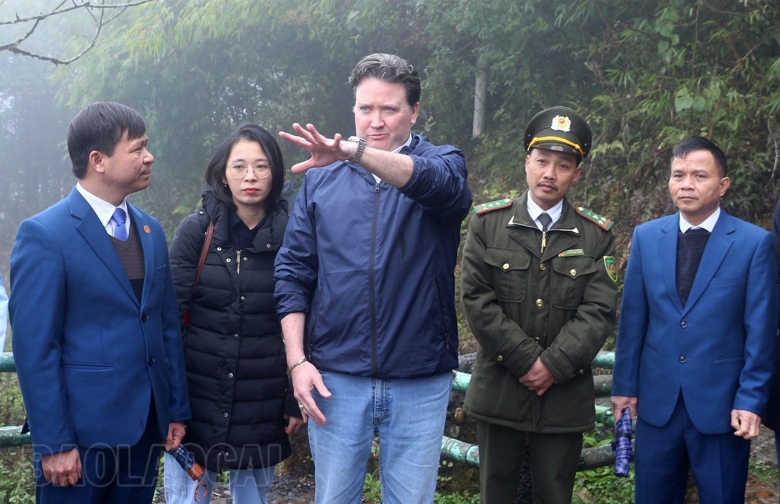 Đại sứ Knapper tham quan và trao đổi về công tác quản lý rừng và đa dạng sinh học.