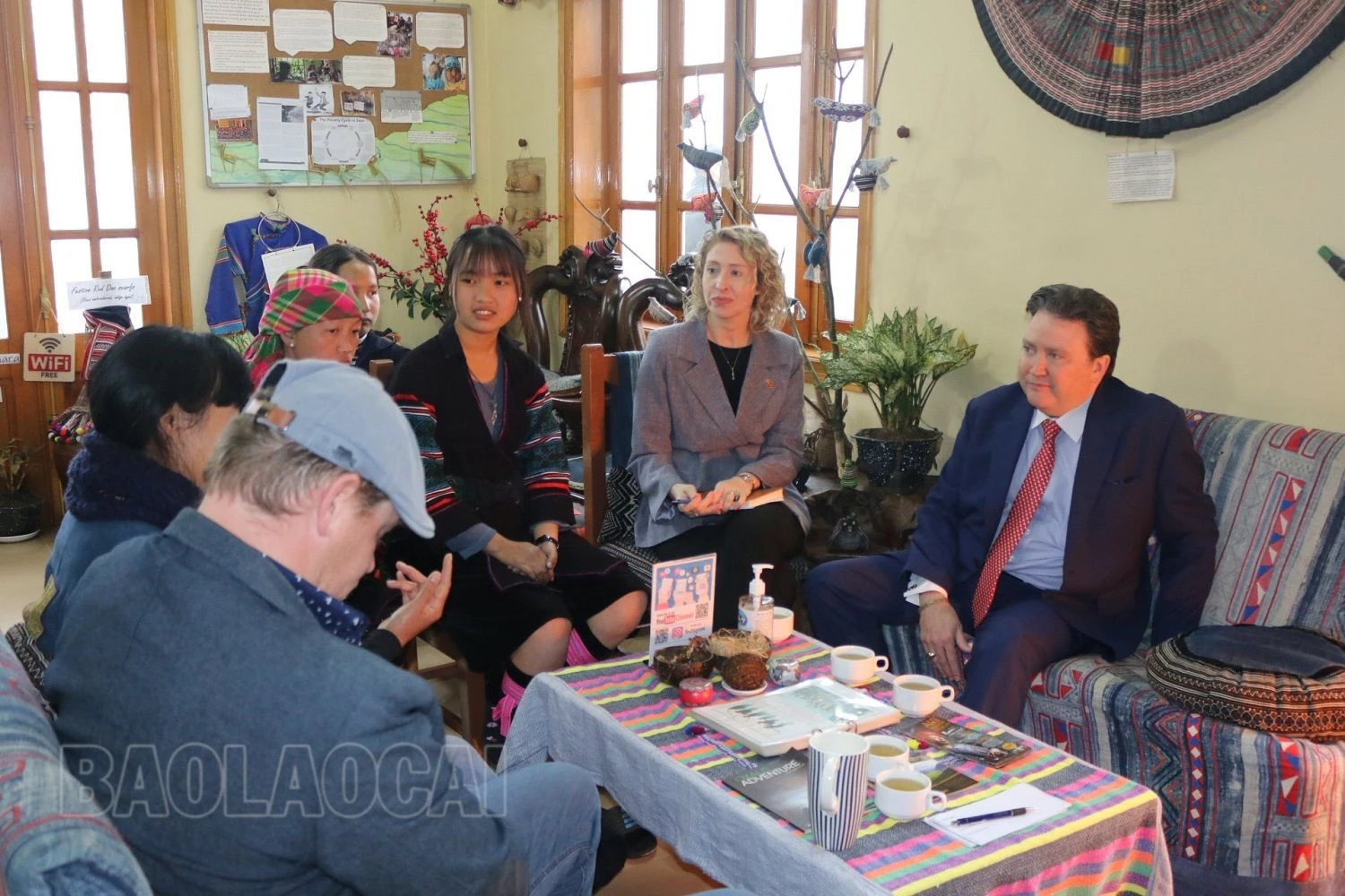 Đoàn công tác Đại sứ quán Hoa Kỳ làm việc tại thị xã Sa Pa ảnh 5