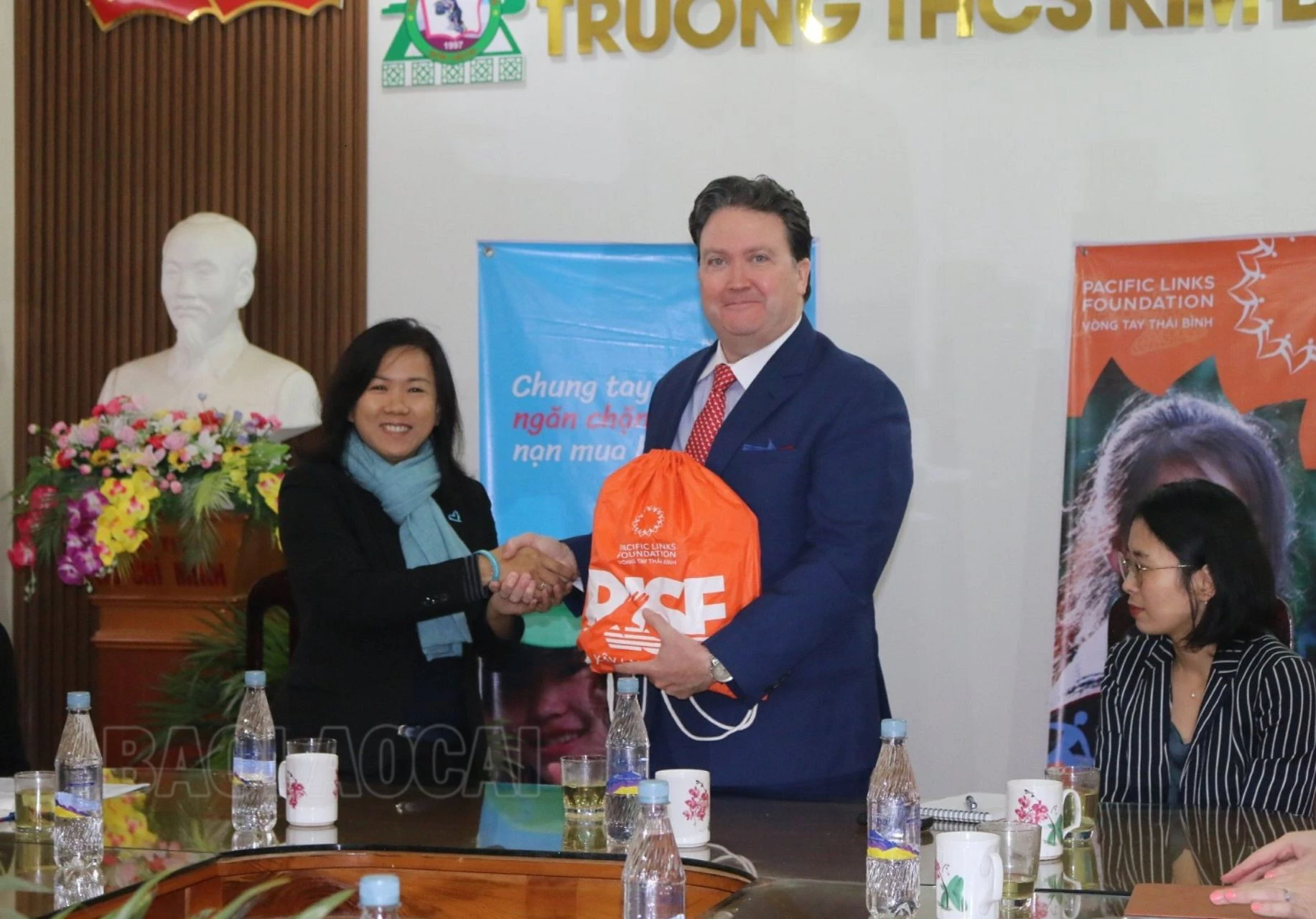 Đoàn công tác Đại sứ quán Hoa Kỳ làm việc tại thị xã Sa Pa ảnh 2