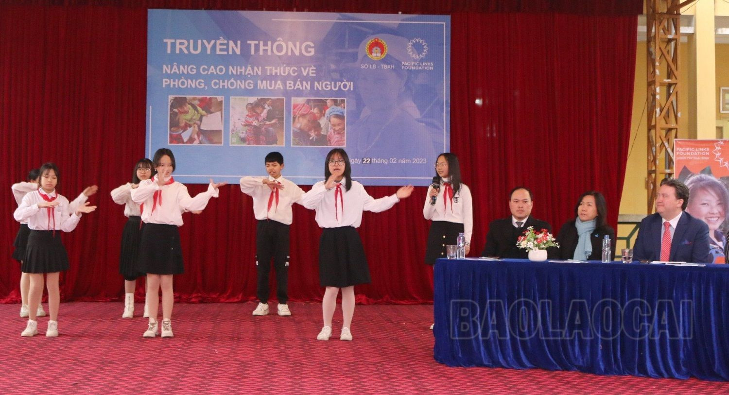 Đoàn công tác Đại sứ quán Hoa Kỳ làm việc tại thị xã Sa Pa ảnh 3