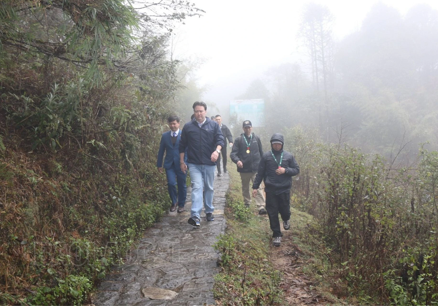 Đoàn công tác Đại sứ quán Hoa Kỳ làm việc tại thị xã Sa Pa ảnh 8