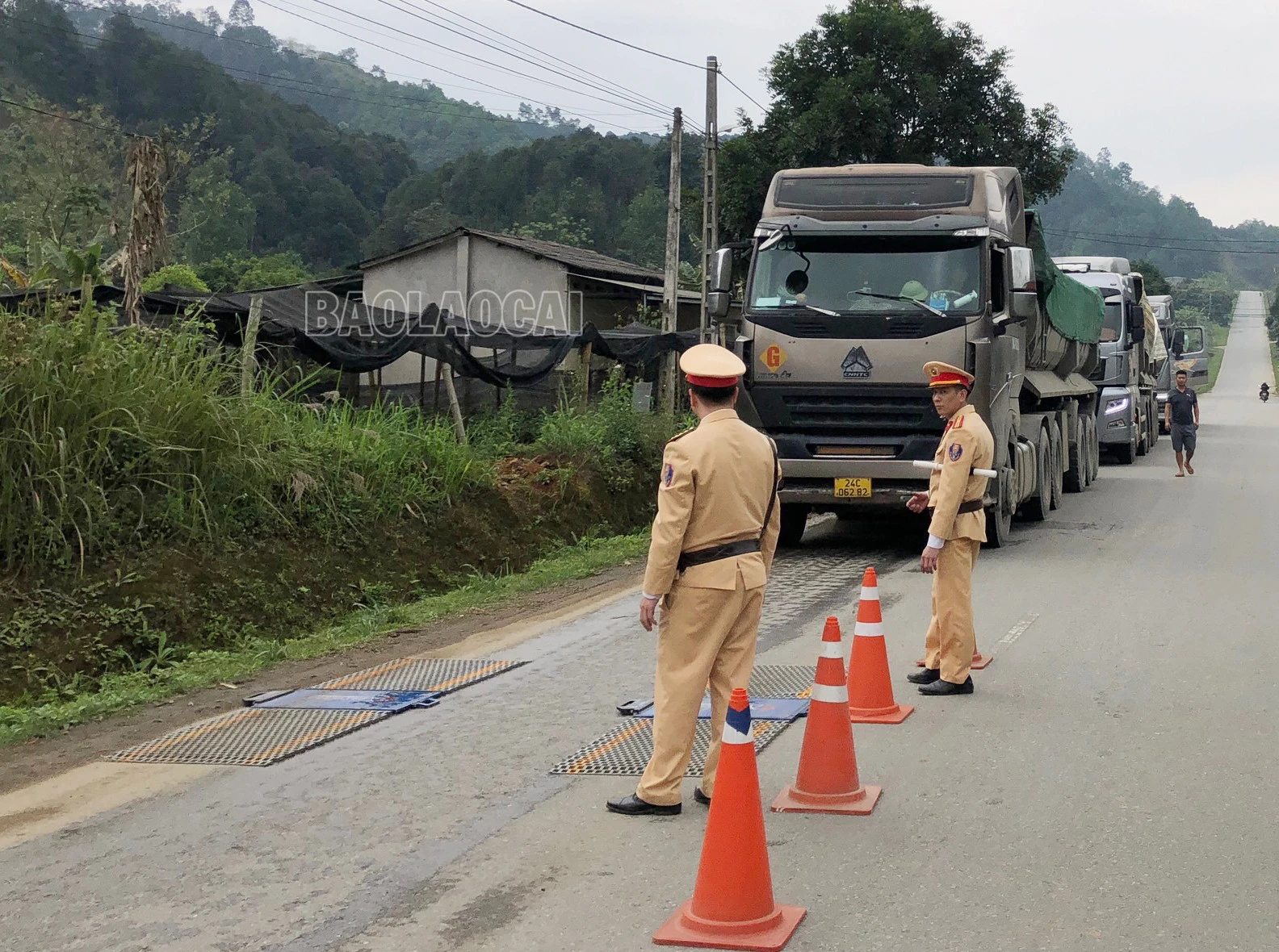 Cảnh sát giao thông Công an huyện Bảo Thắng thực hiện cân tải trọng các xe ô tô tải.