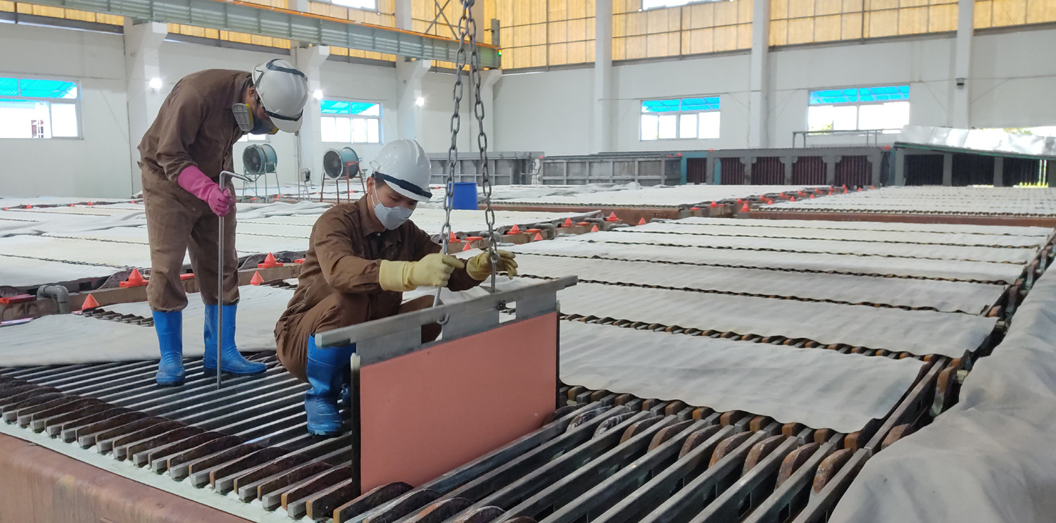 Hai nhà máy của Chi nhánh Luyện đồng Lào Cai duy trì sản xuất ổn định trong những ngày tết. Không khí làm việc tại tất cả các phân xưởng của nhà máy vẫn rất sôi động. Nhiều người lao động trong các nhà máy, đơn vị sản xuất công nghiệp trên địa bàn tỉnh vẫn làm việc xuyên tết. Các đơn vị sản xuất của Chi nhánh Mỏ Tuyển đồng Sin Quyền hoạt động bình thường trong ngày tết. Nhiều đơn vị của Công ty TNHH Một thành viên Apatit Việt Nam vẫn duy trì sản xuất trong dịp tết. Các nhà máy sản xuất phốt pho, axit sunfutic... thuộc Công ty TNHH Một thành viên hóa chất Đức Giang Lào Cai duy trì sản xuất trong ngày tết. Công nhân miệt mài với công việc của mình để đảm bảo các đơn hàng và kế hoạch sản xuất của đơn vị. Trung tâm Điều khiển xa (Công ty Điện lực Lào Cai) bố trí cán bộ trực để bảo đảm vận hành lưới điện ổn định, an toàn trong những ngày tết. Các nhà máy sản xuất thủy điện trên địa bàn vẫn duy trì đủ quân số trực sản xuất để dòng điện toả đi muôn nơi.