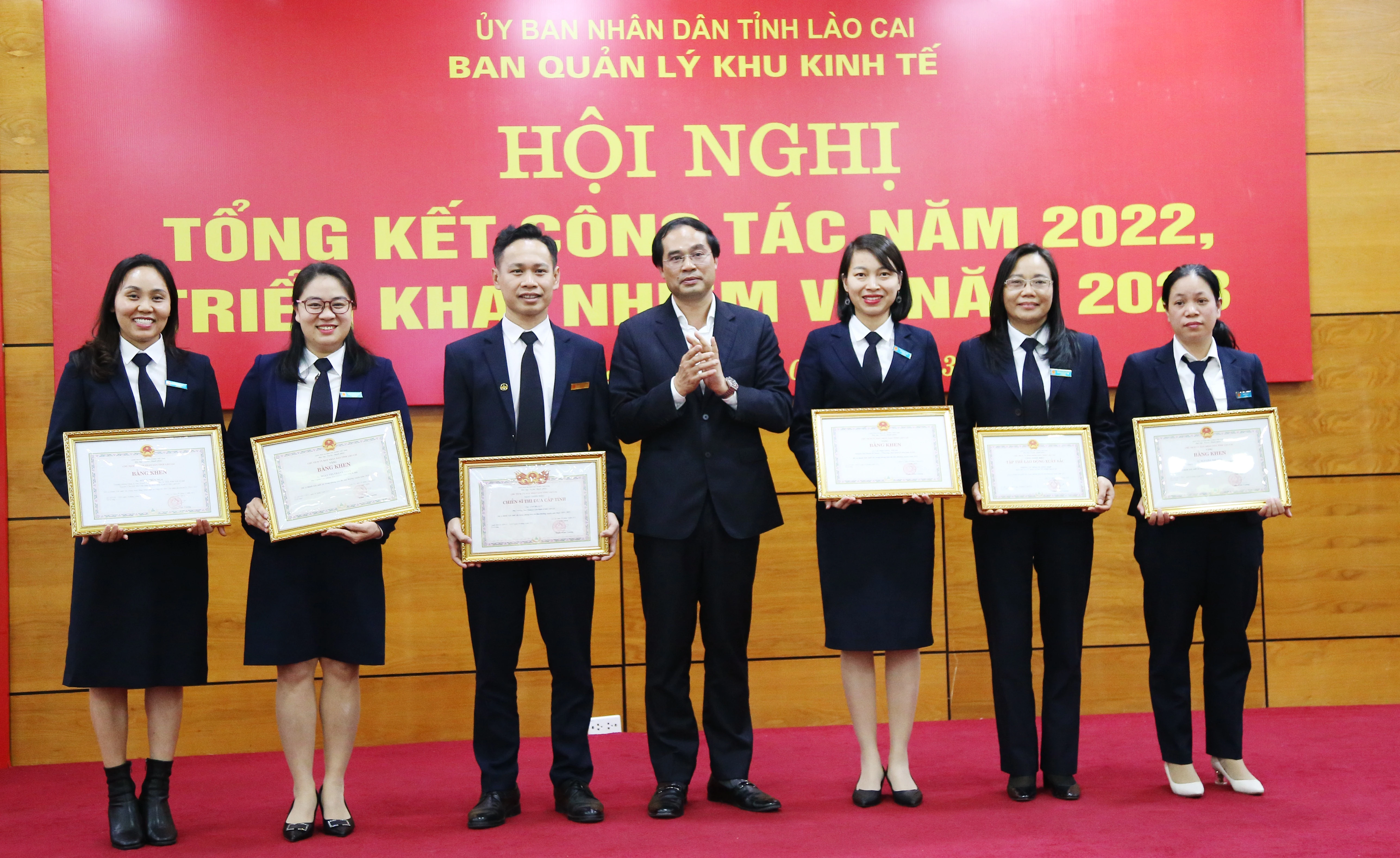 Trao Bằng khen của Bộ trưởng Bộ Kế hoạch và Đầu tư cho các tập thể, cá nhân. Trao danh hiệu "Chiến sỹ thi đua cấp tỉnh" và Bằng khen của Chủ tịch UBND tỉnh cho các tập thể, cá nhân. Trao Giấy khen của Ban Quản lý Khu kinh tế tỉnh Lào Cai cho 12 doanh nghiệp tiêu biểu. Trao tặng danh hiệu Tập thể Lao động tiên tiến.