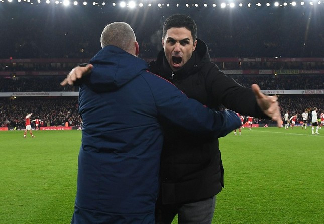 Arteta ăn mừng chiến thắng cùng cộng sự. Arteta ăn mừng chiến thắng cùng cộng sự.