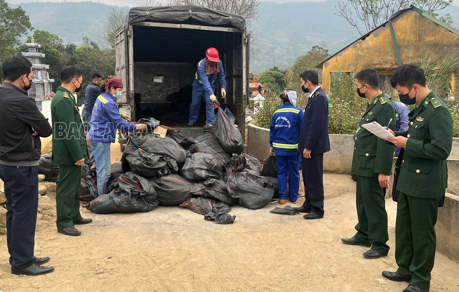 Các lực lượng chức năng giám sát việc tiêu hủy tai lợn. Các lực lượng chức năng giám sát việc tiêu hủy tai lợn.