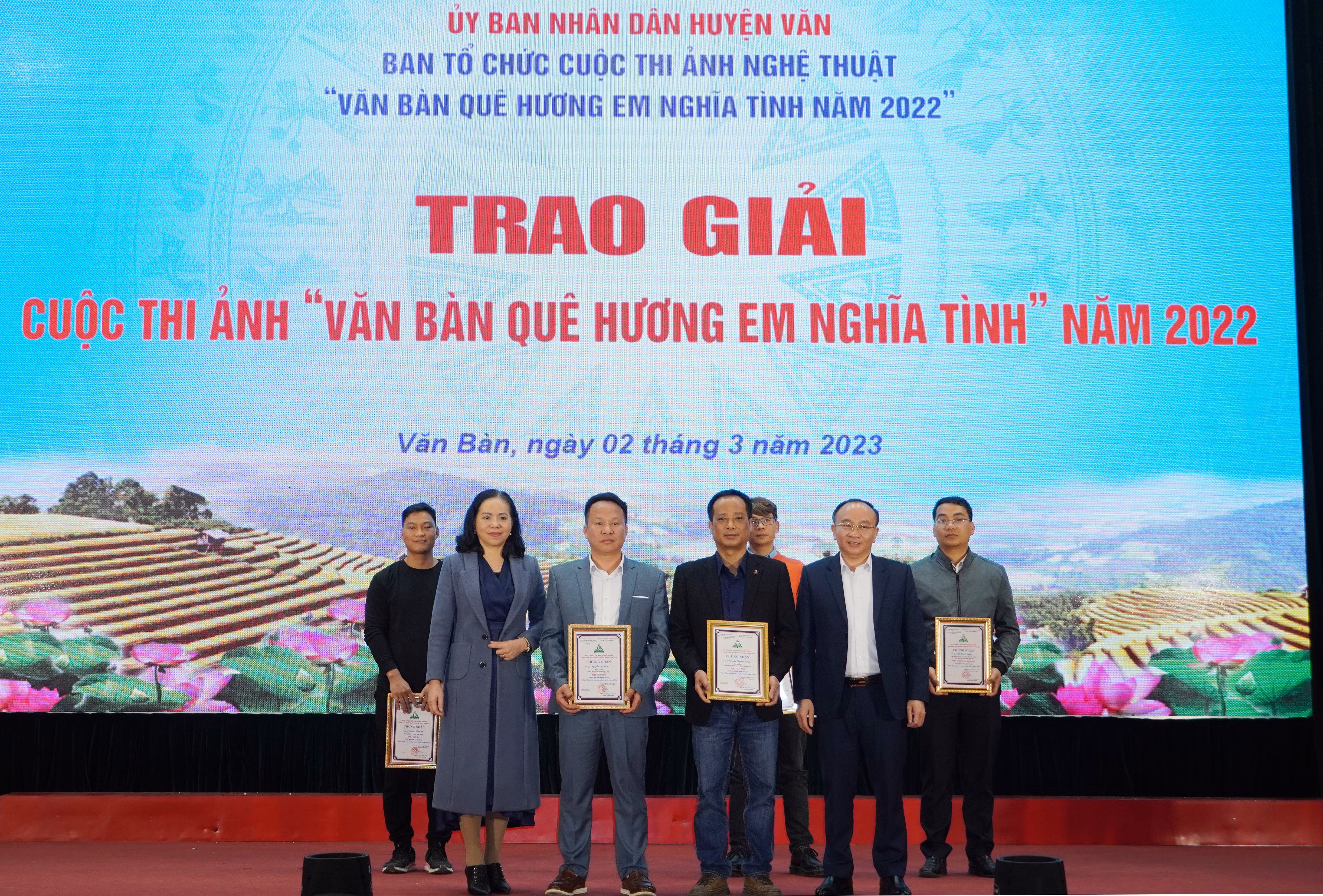 Lãnh đạo huyện Văn Bàn trao giải cho các tác giả.