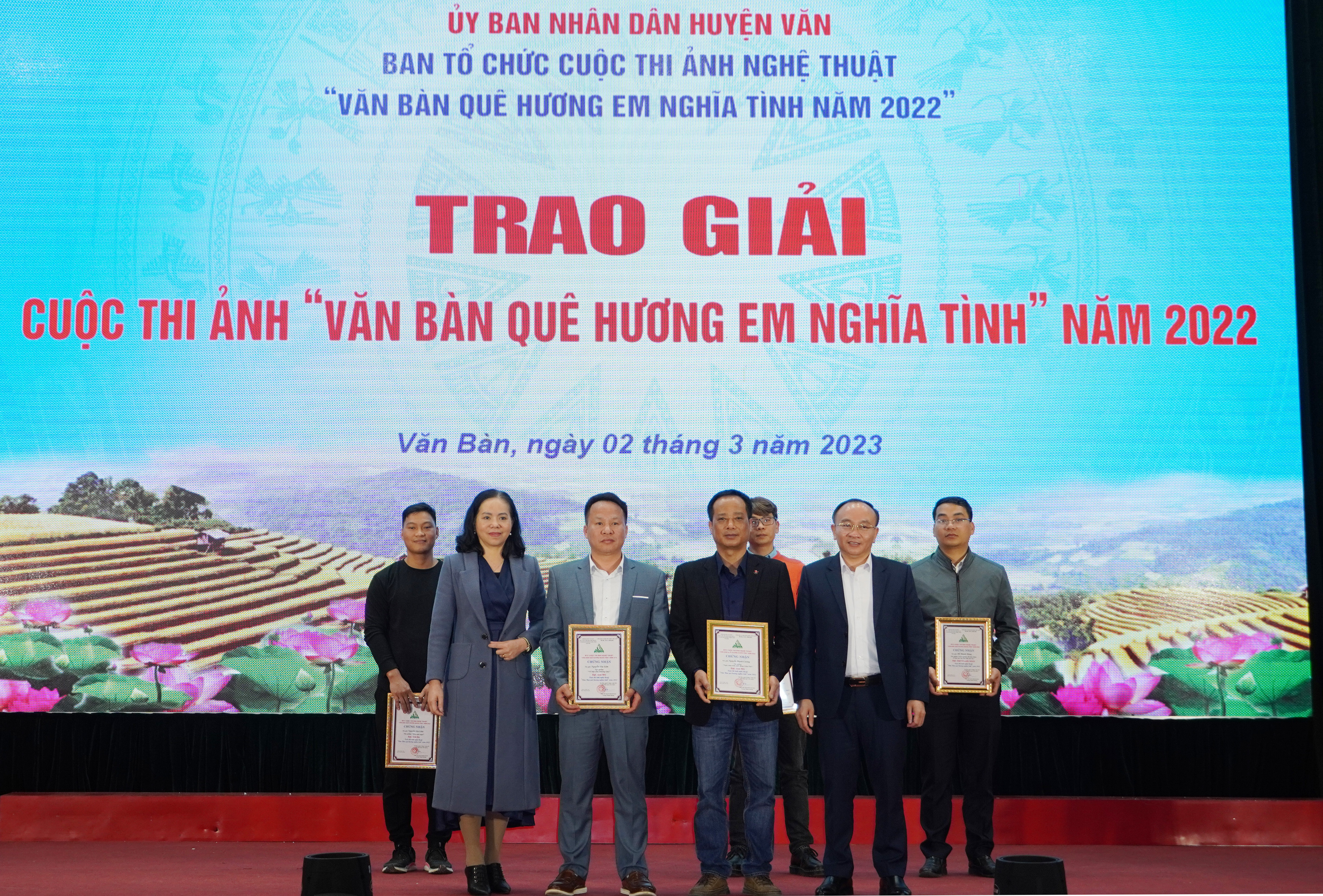 Lãnh đạo huyện Văn Bàn trao giải cho các tác giả. Lãnh đạo huyện Văn Bàn trao giải cho các tác giả.