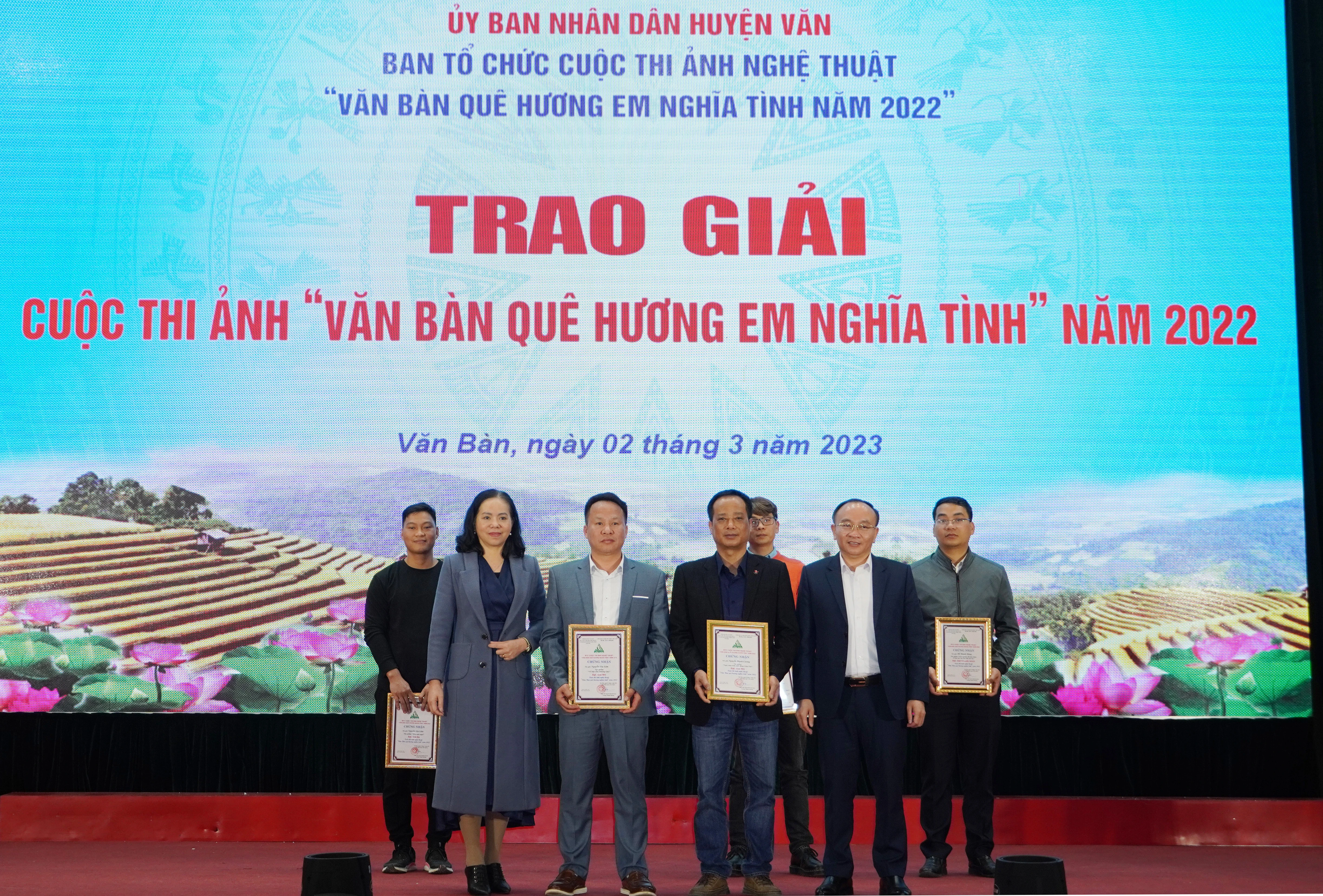 Lãnh đạo huyện Văn Bàn trao giải cho các tác giả.