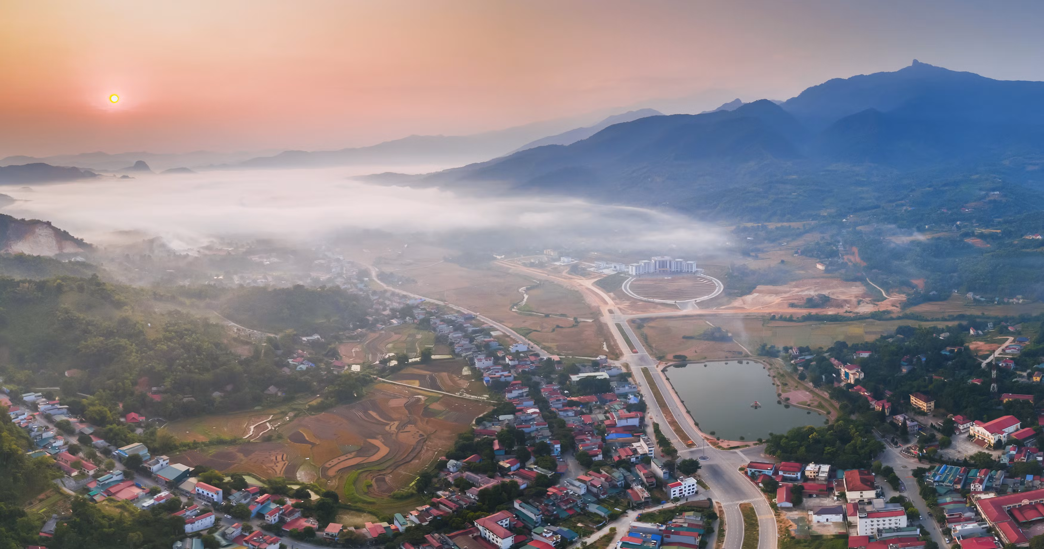 Tác phẩm “Bình minh thị trấn Khánh Yên” của tác giả Nguyễn Mạnh Cường (Bảo tàng tỉnh) giành giải Nhất.