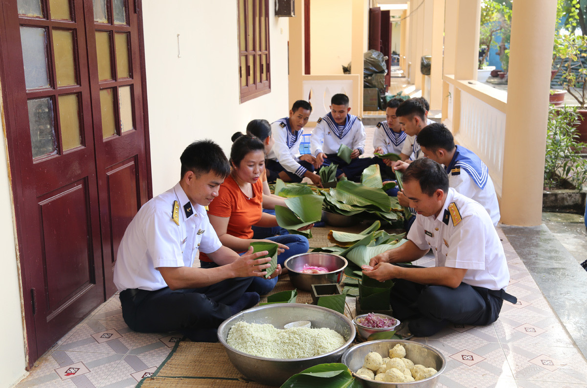 Đại diện lãnh đạo Lữ đoàn 164, Vùng 4 Hải quân tặng quà các hộ dân đảo Sinh Tồn. Cán bộ, chiến sỹ và người dân đảo Sinh Tồn gói bánh chưng ăn tết.