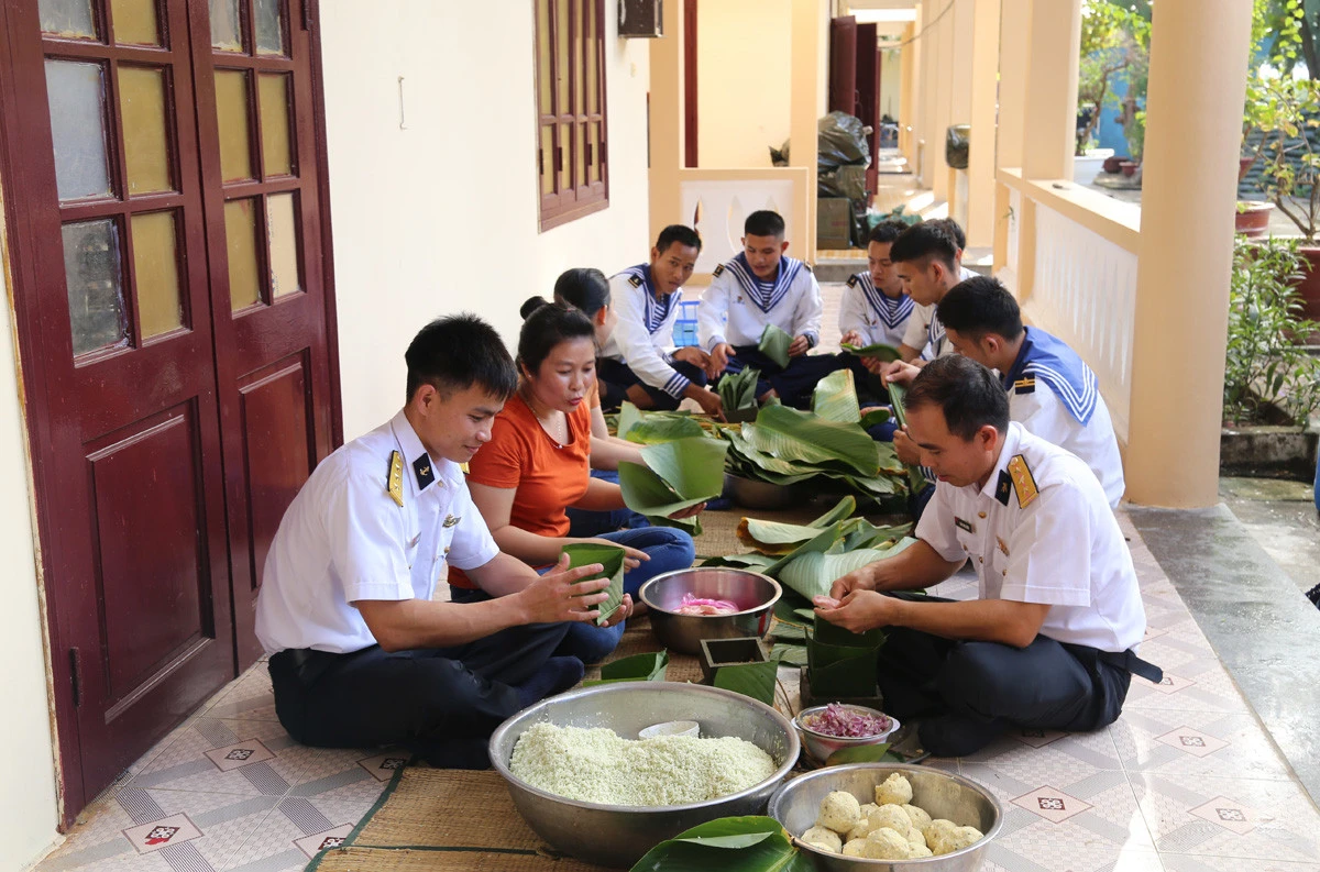 Đại diện lãnh đạo Lữ đoàn 164, Vùng 4 Hải quân tặng quà các hộ dân đảo Sinh Tồn. Cán bộ, chiến sỹ và người dân đảo Sinh Tồn gói bánh chưng ăn tết.