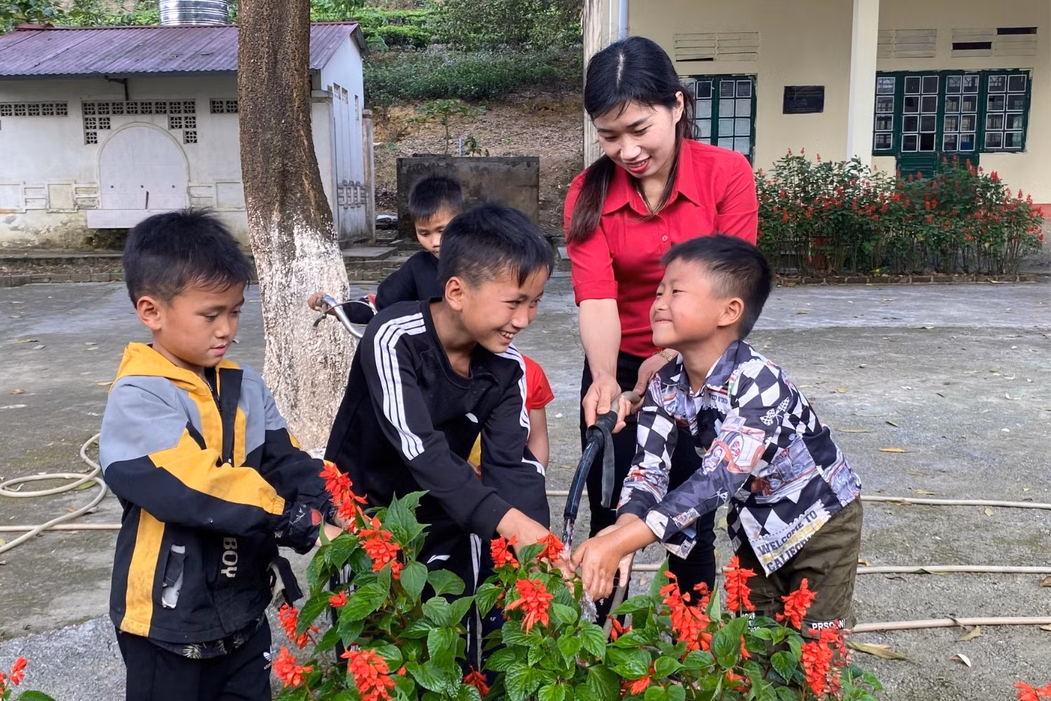 Bàn giao công trình cấp nước sinh hoạt cho hai phân hiệu trường học tại xã Bản Sen ảnh 3