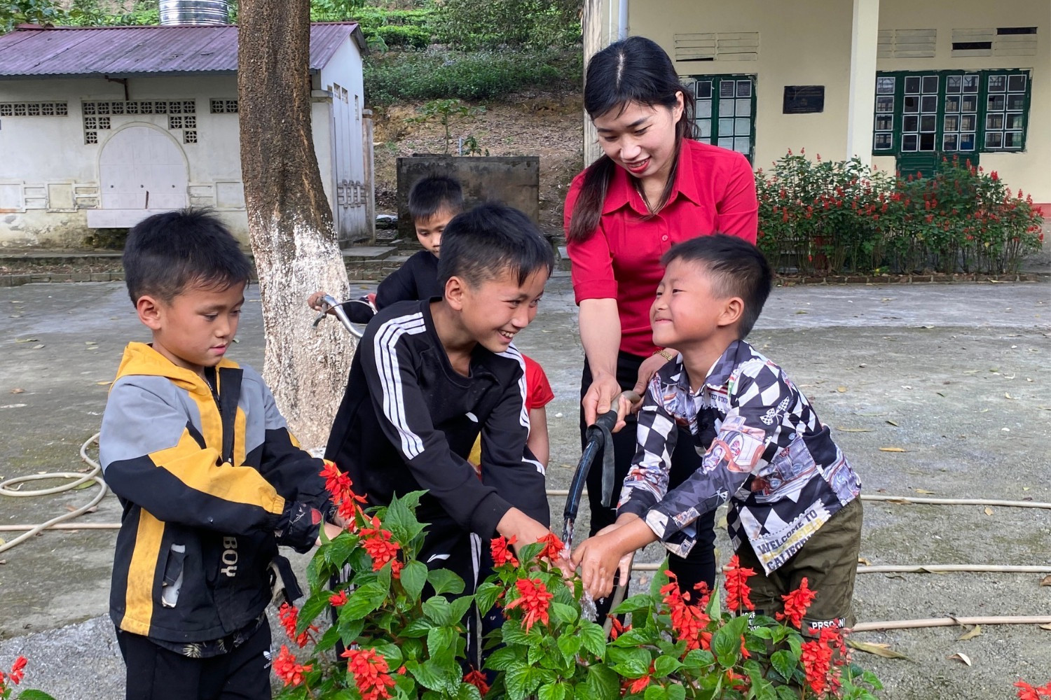 Bàn giao công trình cấp nước sinh hoạt cho hai phân hiệu trường học tại xã Bản Sen ảnh 3