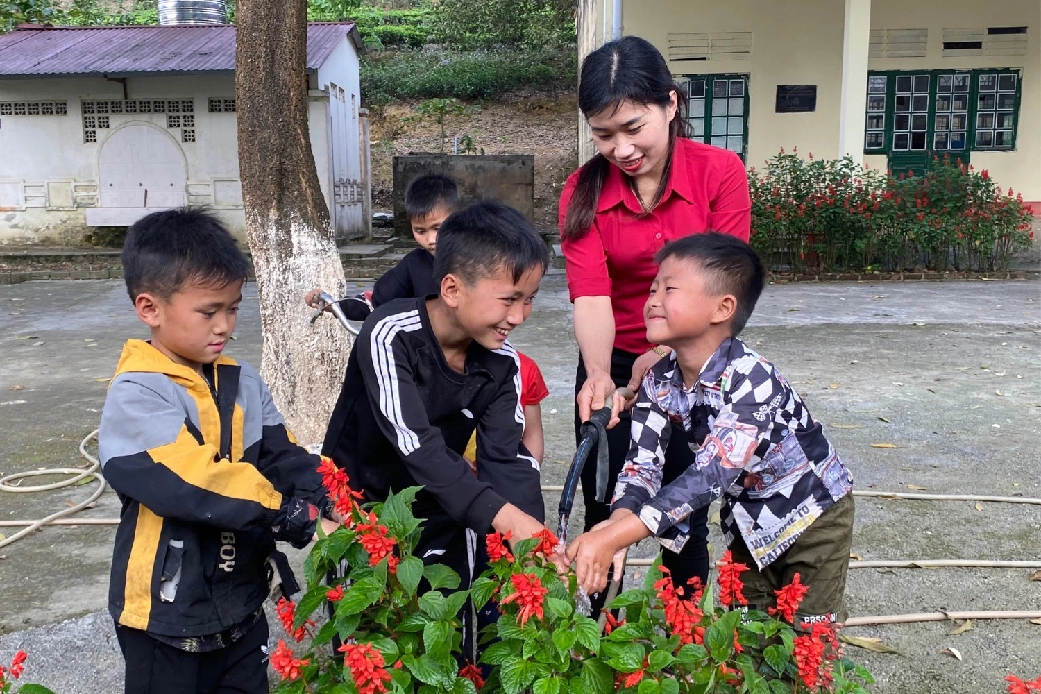 Bàn giao công trình cấp nước sinh hoạt cho hai phân hiệu trường học tại xã Bản Sen ảnh 3