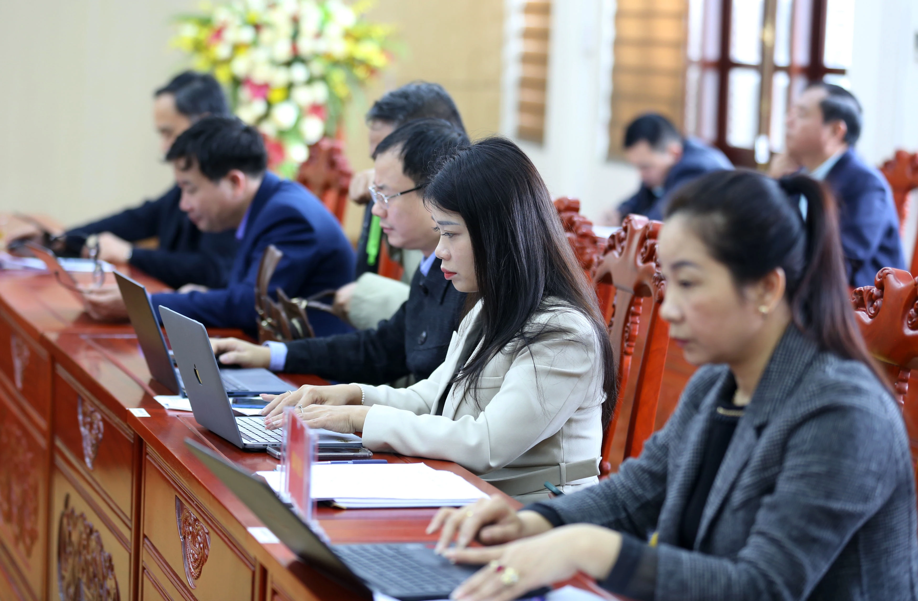 Các đại biểu tập trung nghiên cứu, cho ý kiến vào Dự thảo Luật Đất đai (sửa đổi).