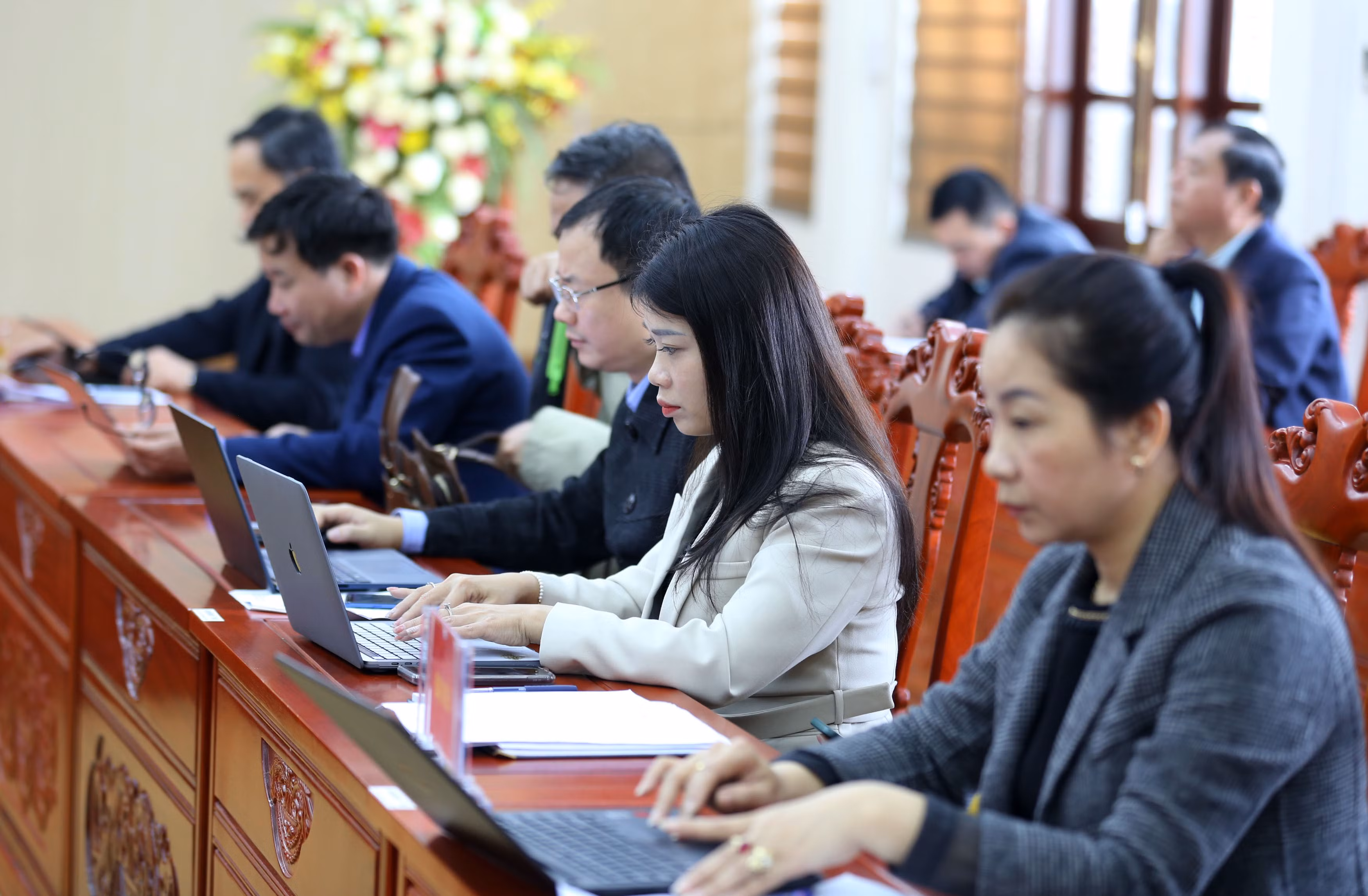 Các đại biểu tập trung nghiên cứu, cho ý kiến vào Dự thảo Luật Đất đai (sửa đổi).