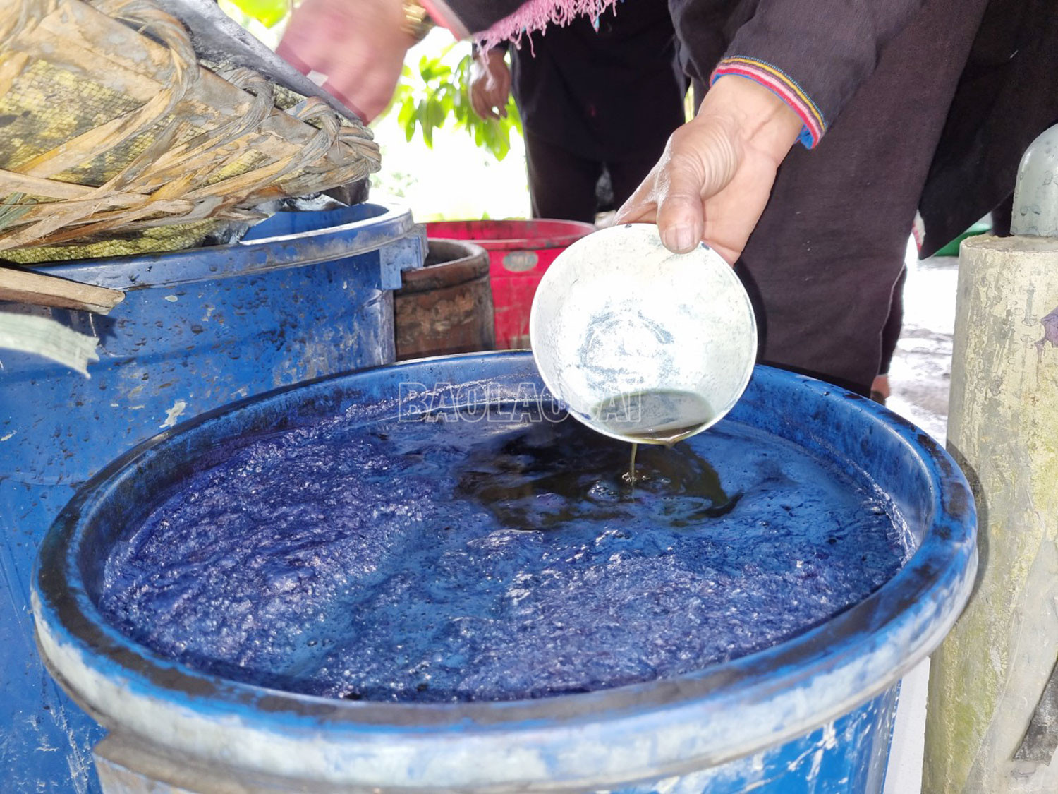 Kinh nghiệm người làm chàm nhìn bọt nổi lên biết chất lượng nước nhuộm. Kinh nghiệm người làm chàm nhìn bọt nổi lên biết chất lượng nước nhuộm.