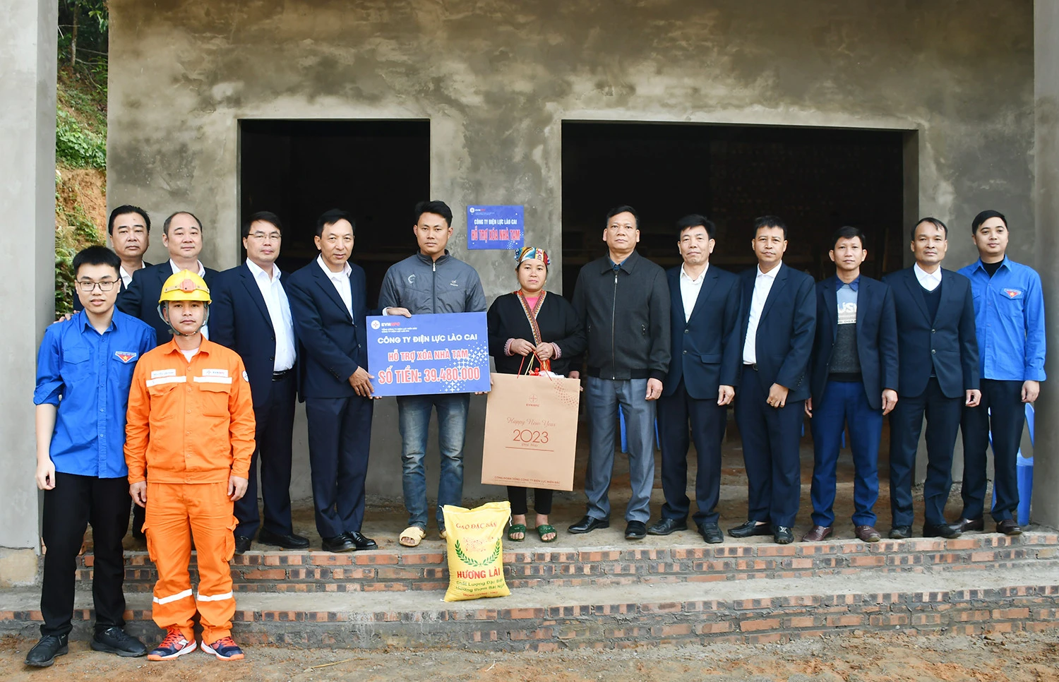 Công ty Điện lực Lào Cai tặng quà các hộ nghèo, hoàn&nbsp;cảnh khó khăn tại xã Nậm Tha ảnh 4