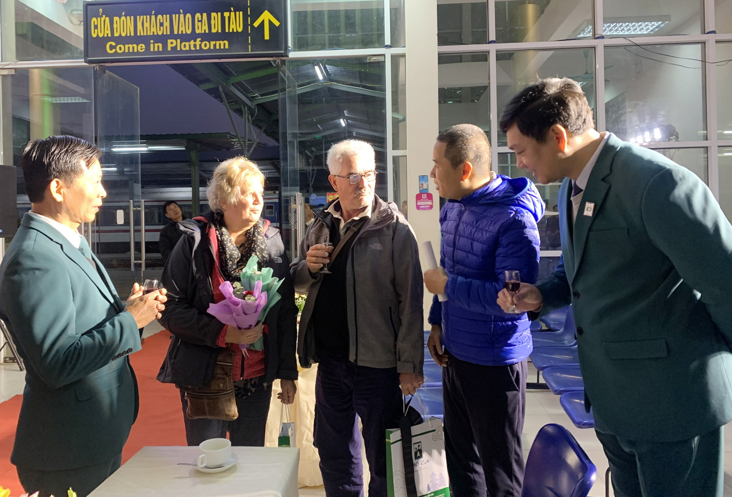 Chào đón đoàn khách du lịch đầu tiên "xông đất" Lào Cai trong ngày đầu năm mới 2023 ảnh 10