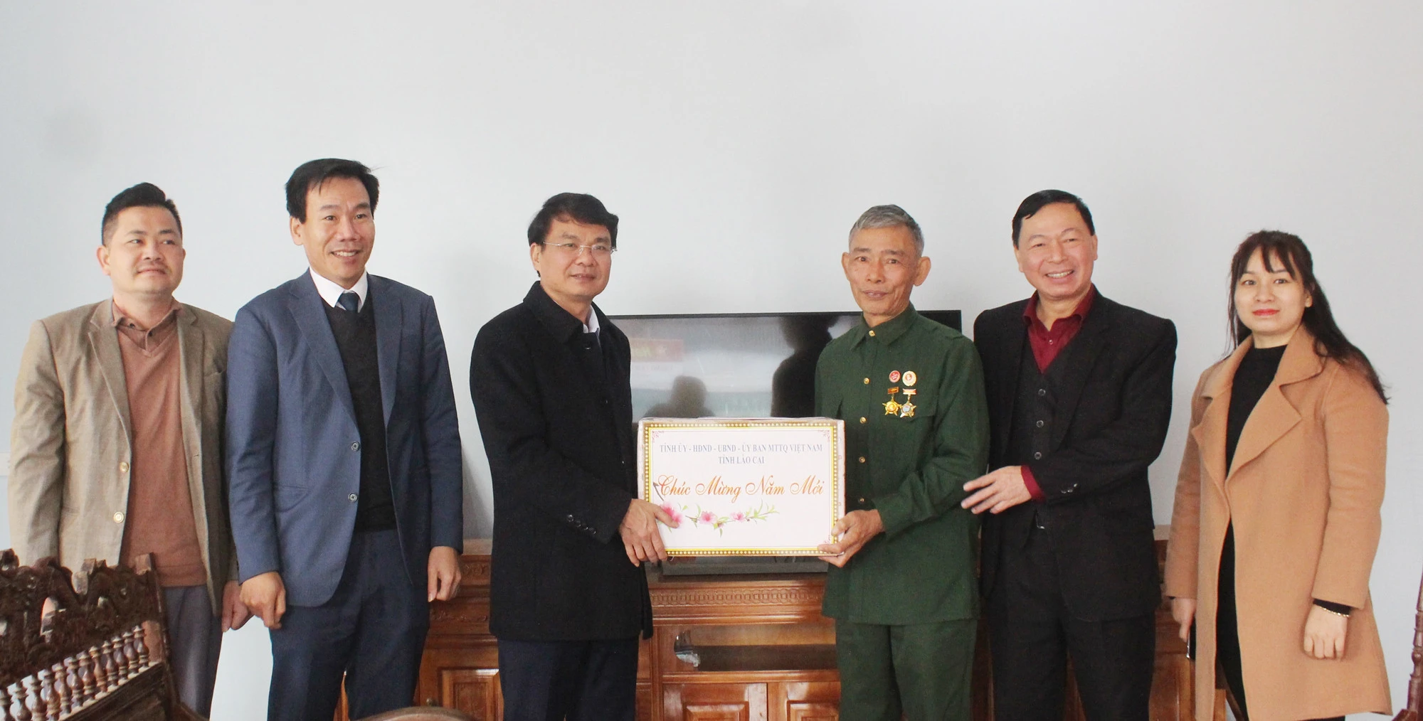 Bí thư Tỉnh ủy Đặng Xuân Phong thăm, tặng quà tết gia đình người có công ảnh 2