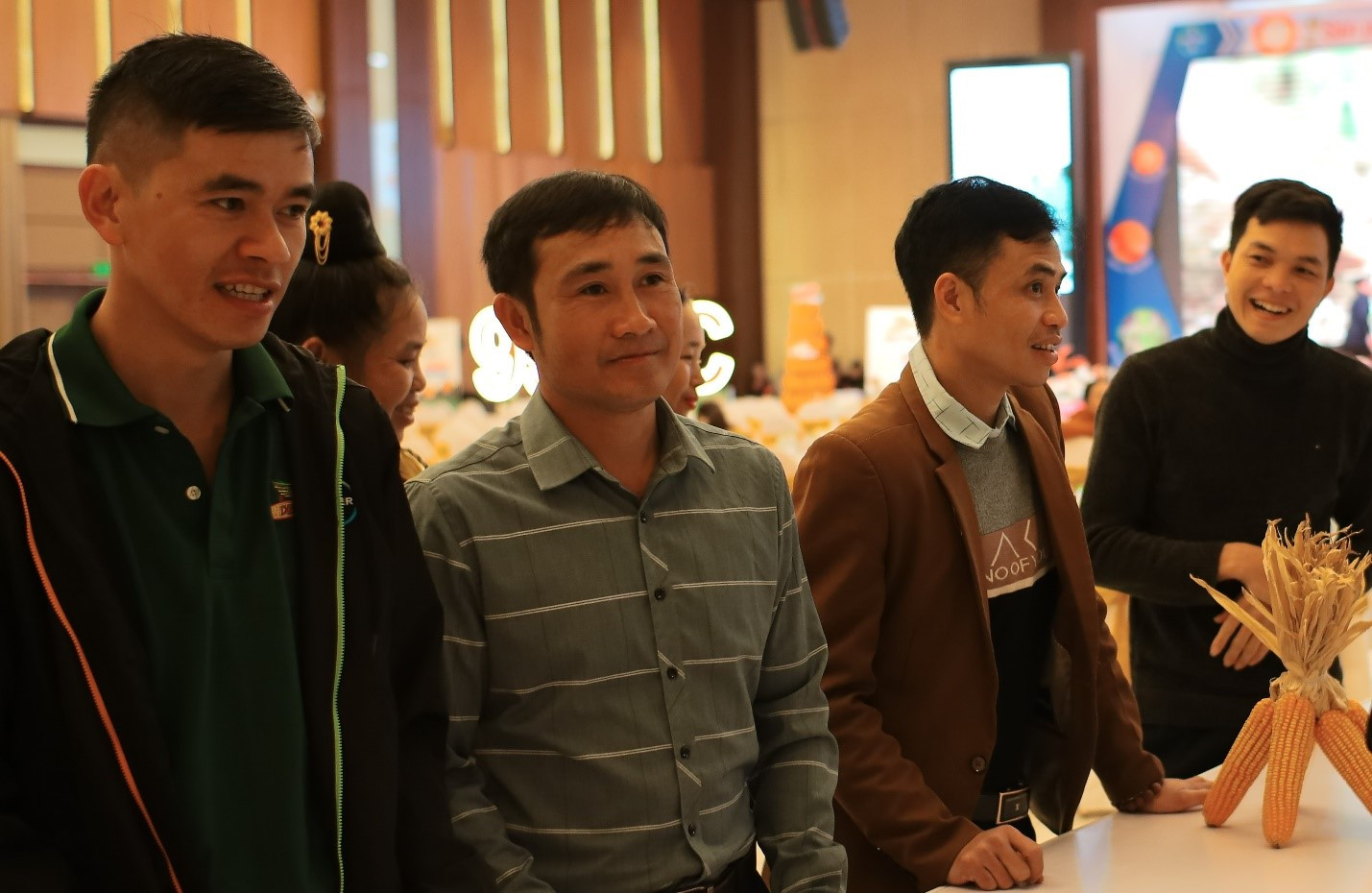 Nhà nông phấn khởi tìm hiểu giống ngô mới tại sự kiện.