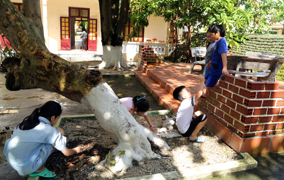 Các phóng viên trò chuyện với vợ chồng anh Huỳnh Đức Phong. Trẻ em trên đảo Sinh Tồn được vui chơi, học tập trong bầu không khí an bình.