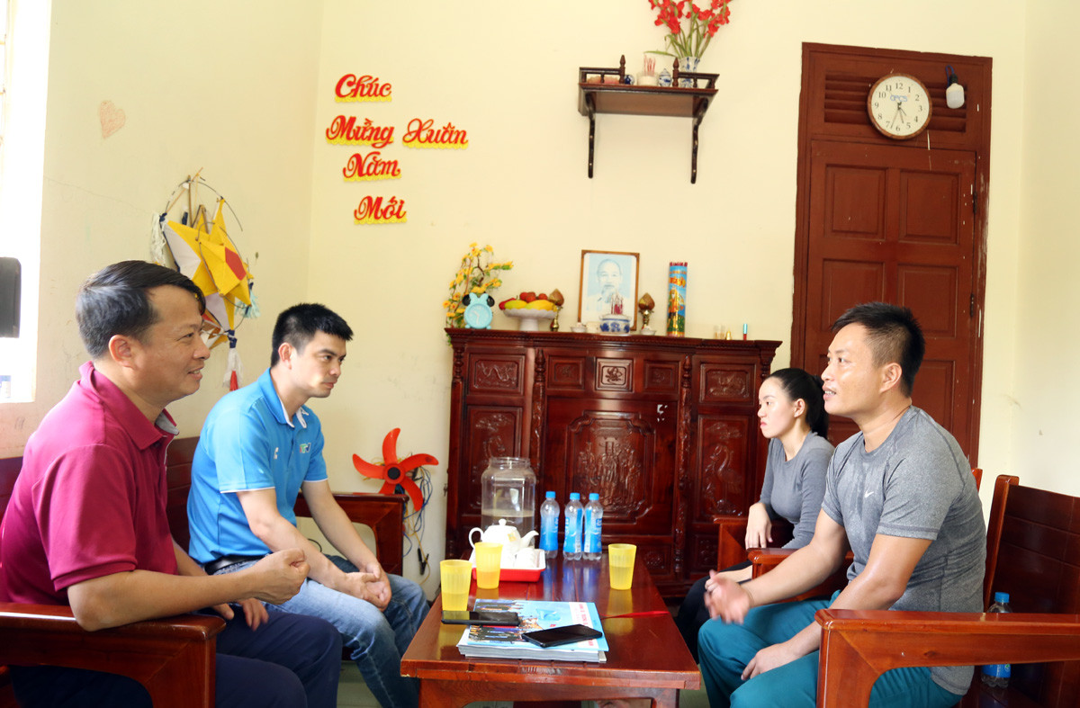 Các phóng viên trò chuyện với vợ chồng anh Huỳnh Đức Phong. Trẻ em trên đảo Sinh Tồn được vui chơi, học tập trong bầu không khí an bình.