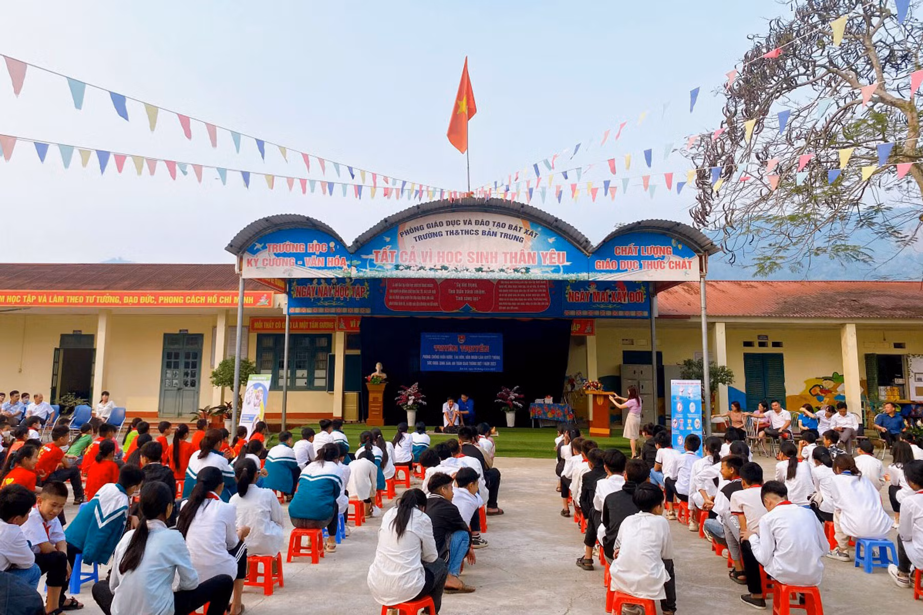 Đông đảo các em học sinh tham gia chương trình.