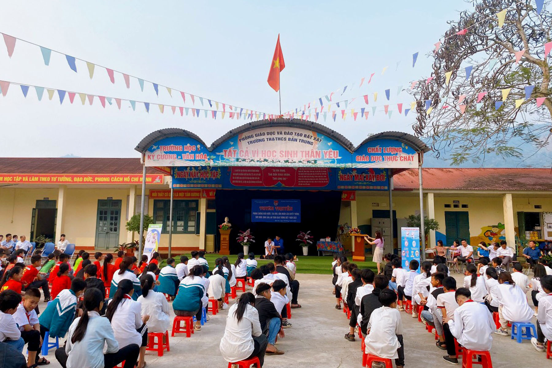Đông đảo các em học sinh tham gia chương trình. Đông đảo các em học sinh tham gia chương trình.