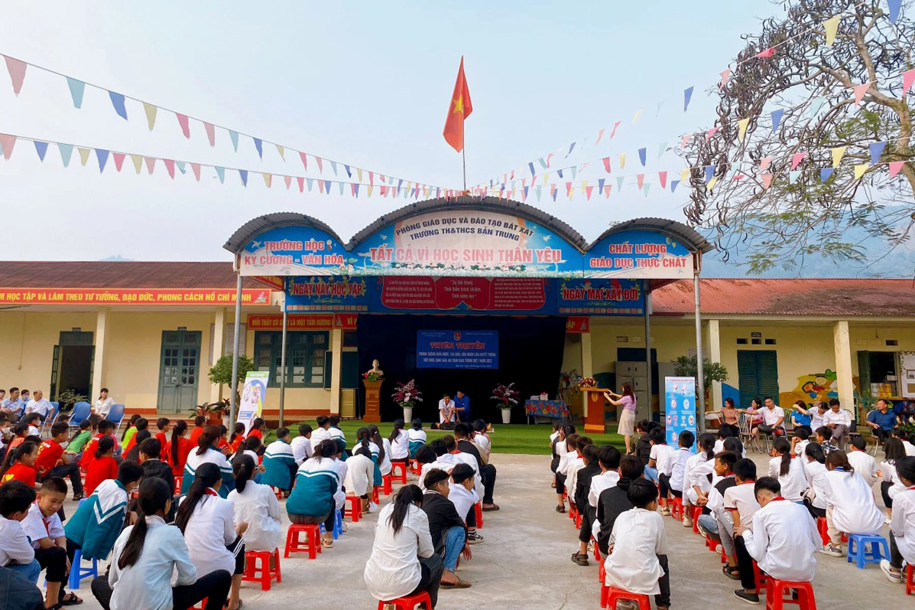 Đông đảo các em học sinh tham gia chương trình.