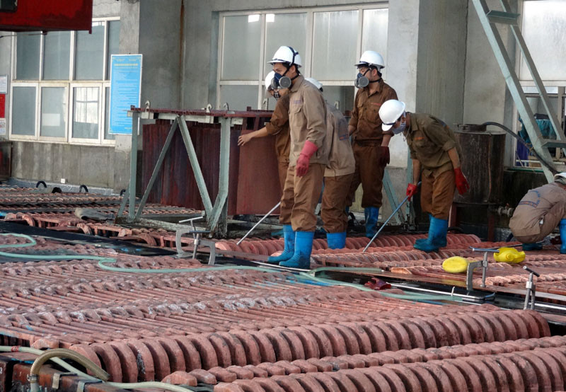 Công nhân Nhà máy Luyện đồng Lào Cai trong giờ sản xuất. Công nhân Nhà máy Luyện đồng Lào Cai trong giờ sản xuất.