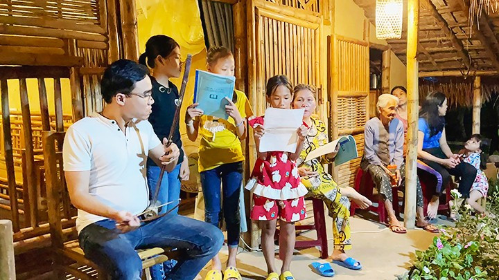 Chàng trai khiếm thị gìn giữ di sản thế giới ảnh 1 Anh Phước giúp người dân, trẻ em làng cổ Gò Cỏ hệ thống lại làn điệu, câu ca di sản bài chòi, hát hố.