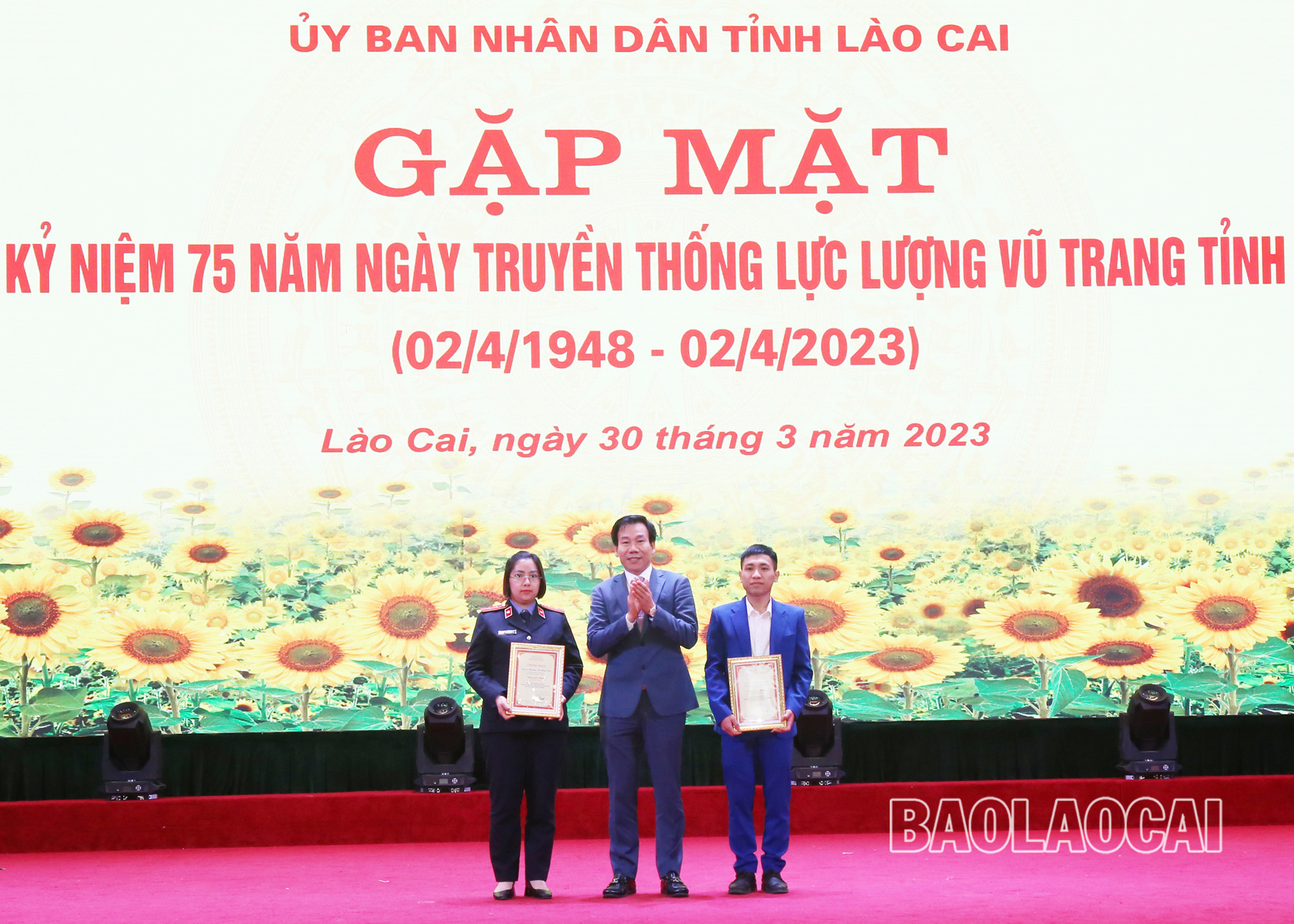 Ban Tổ chức trao giải cho các tập thể, cá nhân đoạt giải trong Cuộc thi trắc nghiệm trên internet tìm hiểu 75 năm Ngày truyền thống LLVT tỉnh.