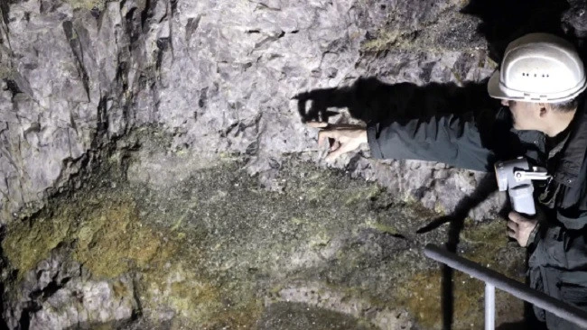 Một thợ mỏ chỉ vào một dòng lithium ở Cộng hòa Séc.