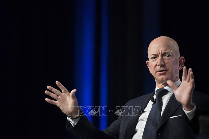 Nhà sáng lập, Giám đốc điều hành (CEO) Tập đoàn thương mại điện tử Amazon (Mỹ) Jeff Bezos. Nhà sáng lập, Giám đốc điều hành (CEO) Tập đoàn thương mại điện tử Amazon (Mỹ) Jeff Bezos.