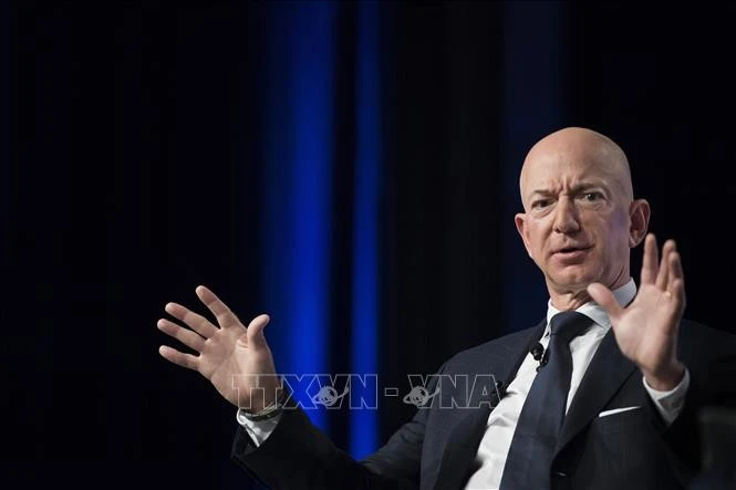 Nhà sáng lập, Giám đốc điều hành (CEO) Tập đoàn thương mại điện tử Amazon (Mỹ) Jeff Bezos. Nhà sáng lập, Giám đốc điều hành (CEO) Tập đoàn thương mại điện tử Amazon (Mỹ) Jeff Bezos.