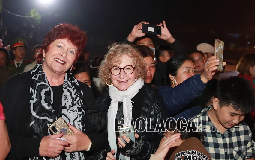 Ấn tượng vũ điệu nhảy lửa của người Dao đỏ Bắc Hà ảnh 15 Ấn tượng vũ điệu nhảy lửa của người Dao đỏ Bắc Hà ảnh 15