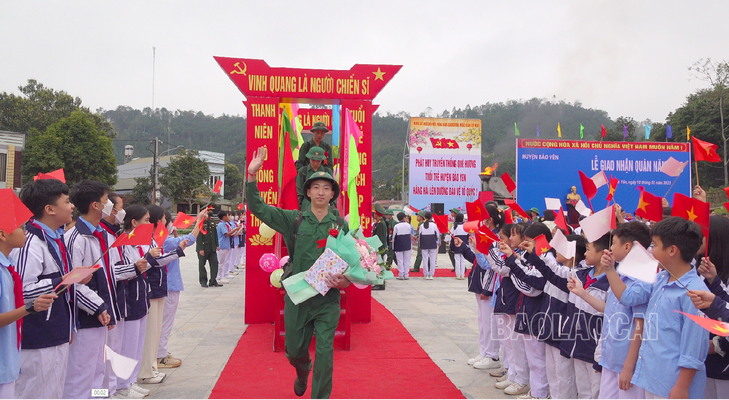 Các chiến sĩ mới huyện Bảo Yên hồ hởi lên đường.