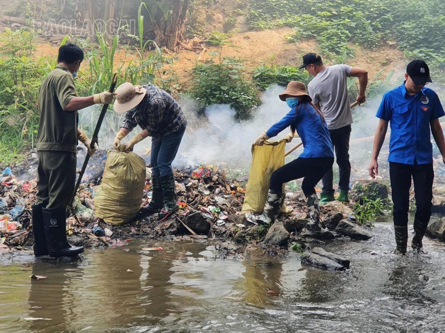 Cán bộ và Nhân dân tham gia thu gom rác thải tại các suối. Thu gom, vận chuyển rác đến nơi xử lý.