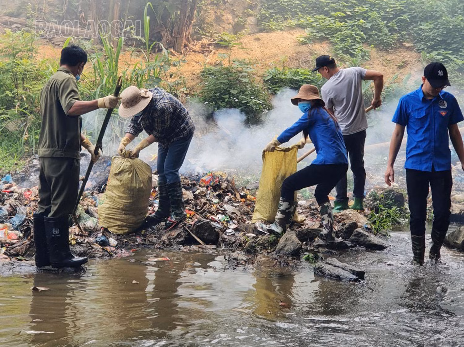 Cán bộ và Nhân dân tham gia thu gom rác thải tại các suối. Thu gom, vận chuyển rác đến nơi xử lý.