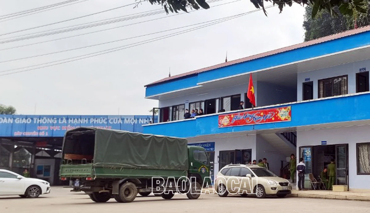 Tạm giữ và khám xét khẩn cấp nơi làm việc của 1 cán bộ Trung tâm Đăng kiểm xe cơ giới 2401D (Lào Cai) ảnh 1