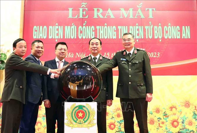 Các đại biểu thực hiện nghi thức ra mắt giao diện mới của Cổng Thông tin điện tử Bộ Công an.