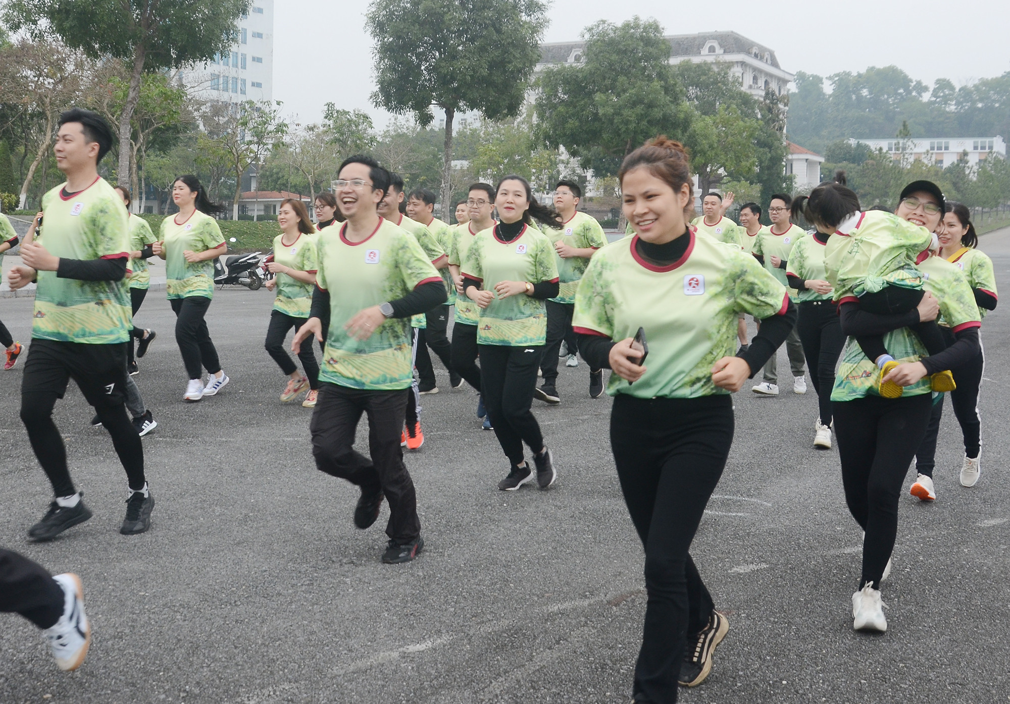 Các vận động viên tham gia giải chạy “Agribank - vì tương lai xanh”. Các vận động viên Agribank Chi nhánh Lào Cai II xuất phát chạy. Vận động viên Agribank Chi nhánh Lào Cai tham gia chạy sau lễ phát động.