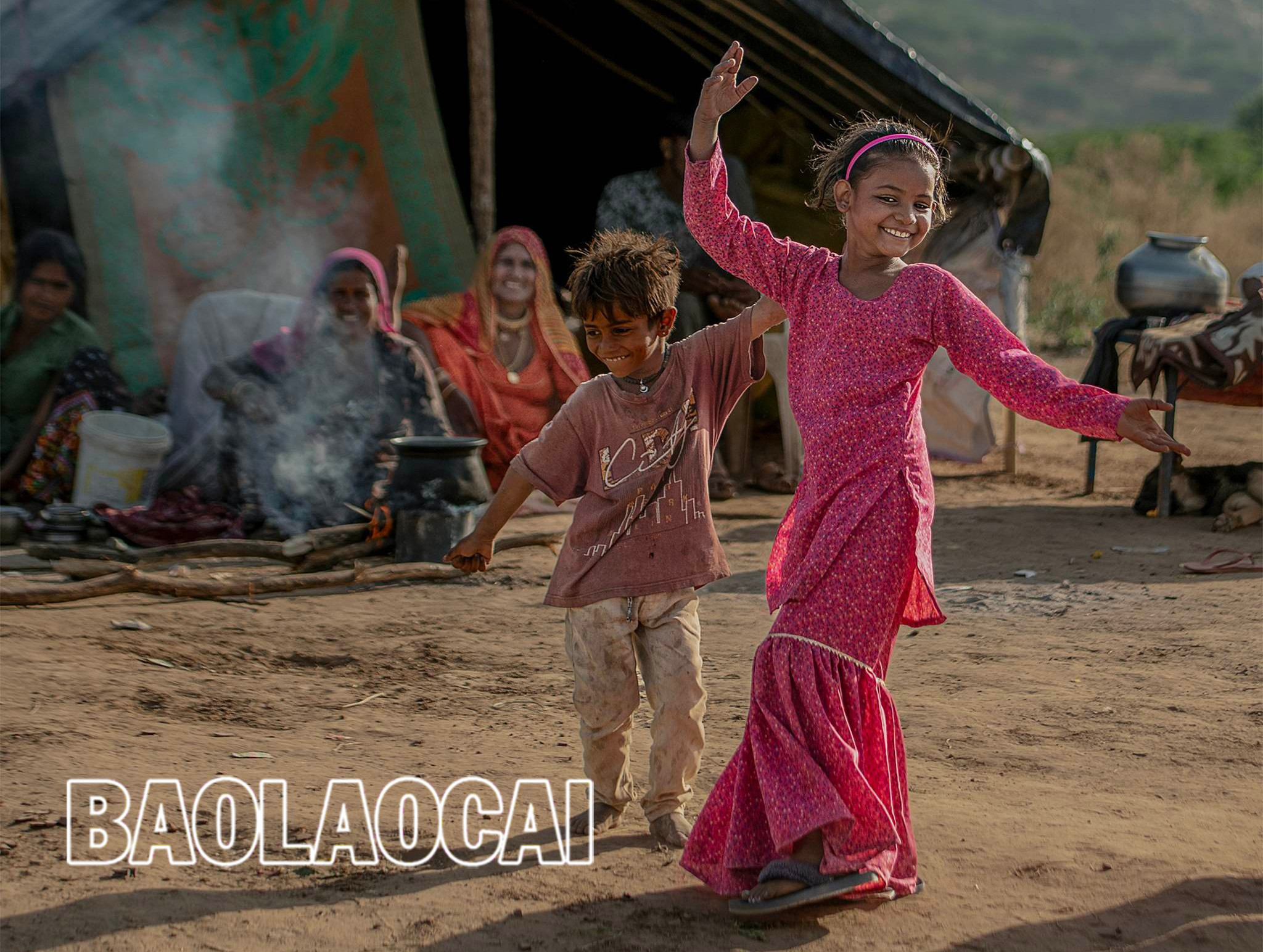 Chiến sỹ cảnh sát cơ động tập luyện. (Tác giả Phạm Bằng) Trẻ con đồng bào dân tộc Hà Nhì. (Tác giả Phạm Bằng) Nhà thờ đá Sa Pa. (Tác giả Nguyễn Thiện Hùng) Vũ công tương lai. (Tác giả Hiệp Đình Yến) Thợ sửa kèn. (Tác giả Hiệp Đình Yến) Vẽ sáp ong. (Tác giả Tô Bá Hiếu)