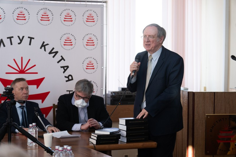 Tiến sĩ khoa học Andrei Fedorin bên bộ sách vừa được giới thiệu. Tiến sĩ khoa học Andrei Fedorin bên bộ sách vừa được giới thiệu.