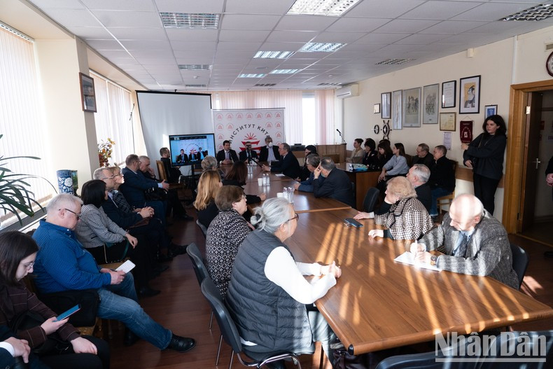 Quang cảnh buổi lễ giới thiệu sách. Quang cảnh buổi lễ giới thiệu sách.