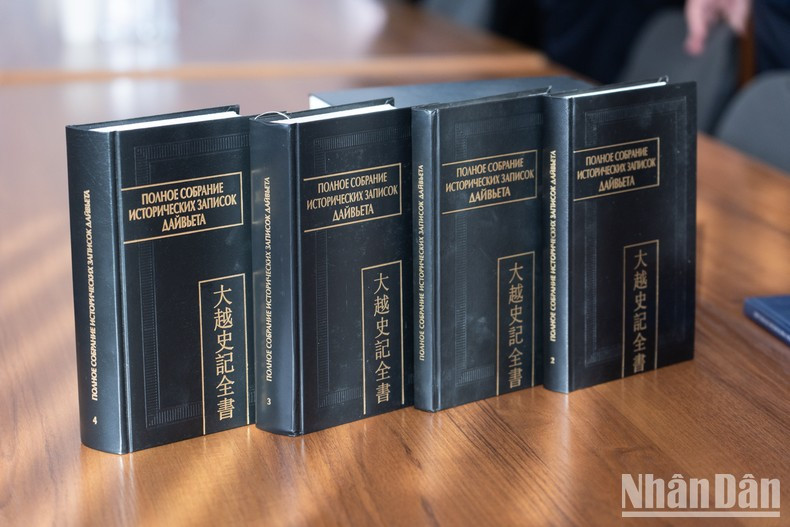 Bốn trong tám tập của bộ sách vừa được giới thiệu. Bốn trong tám tập của bộ sách vừa được giới thiệu.